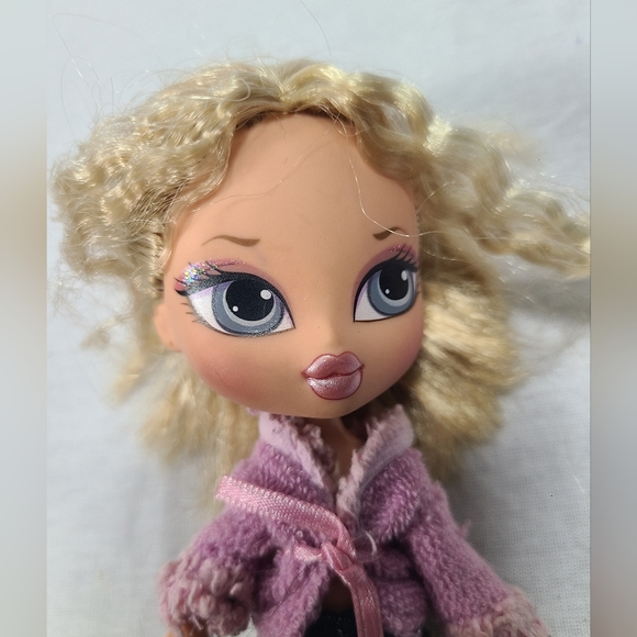 BRATZ Kidz Winter Vacation Cloe Doll - Picture 4 of 4